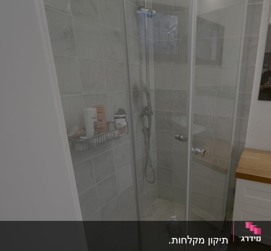 מקלחון זכוכית בחדר אמבטיה עם כיור ומראה